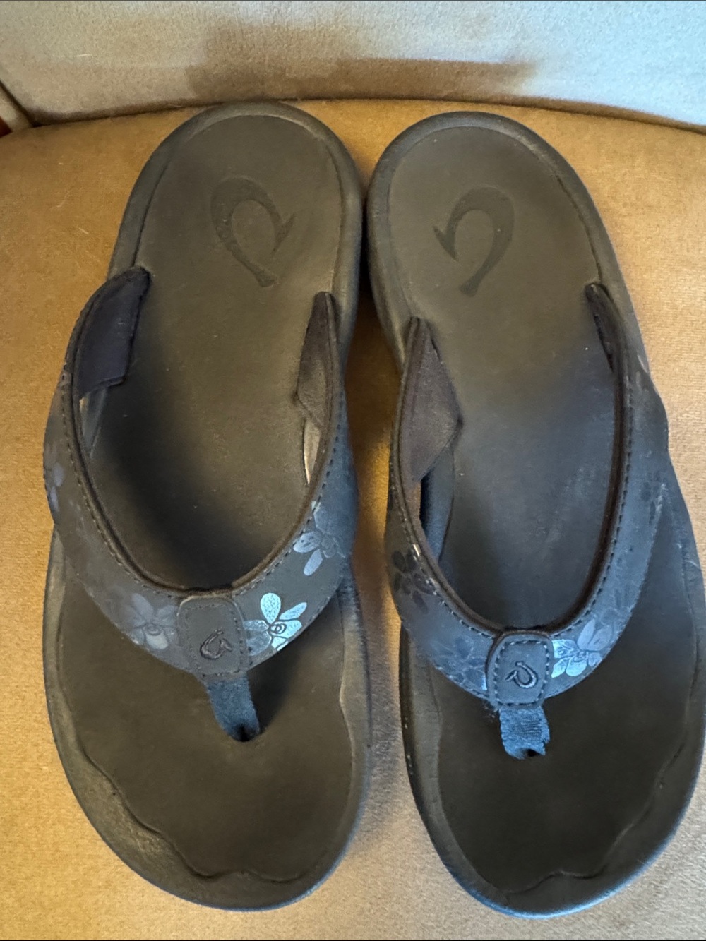 OluKai Women's Black Floral Thong Sandals